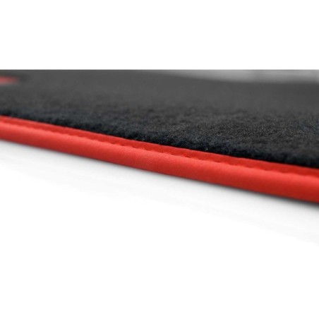 Tapis Scirocco depuis 2008 Velours Noir et Contour ROUGE