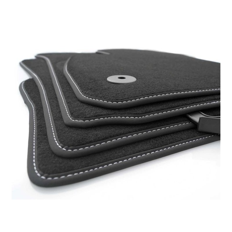 Tapis Skoda Kodiaq NS (2017) velours NOIR avec liseré BLANC Tapis Skoda Kodiaq NS (2017) velours NOIR avec liseré BLANC